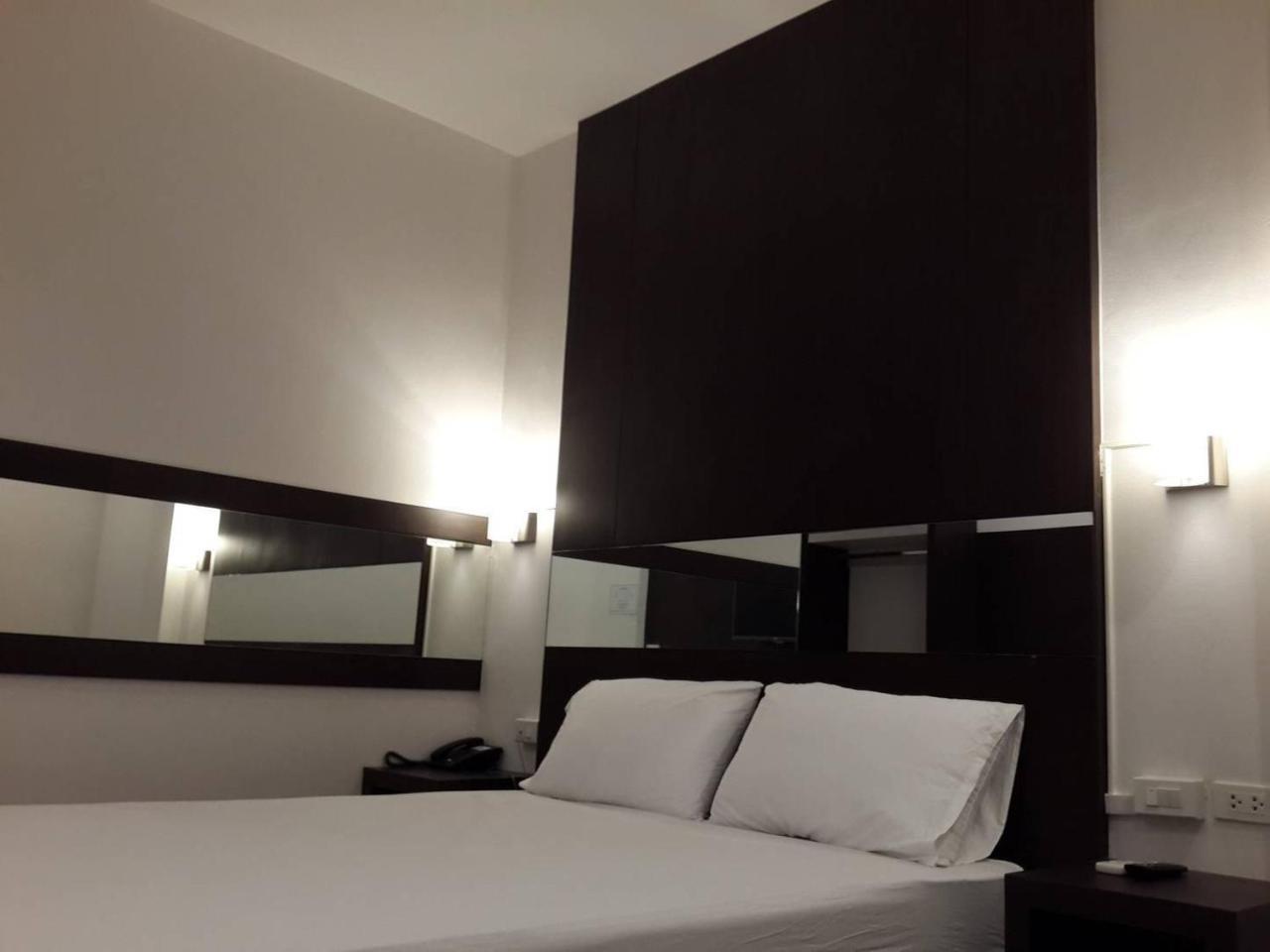 The Room 24 Resort Pathum Thani Extérieur photo